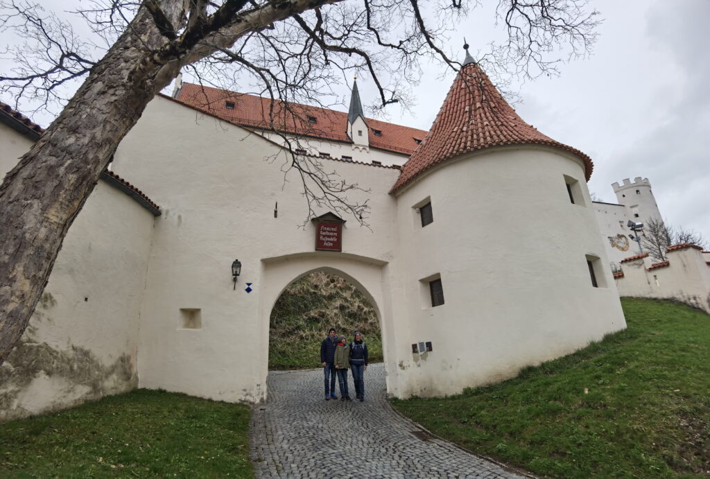 Hohes Schloss Zugang - von der Altstadt kommst du hier in die Anlage hinein