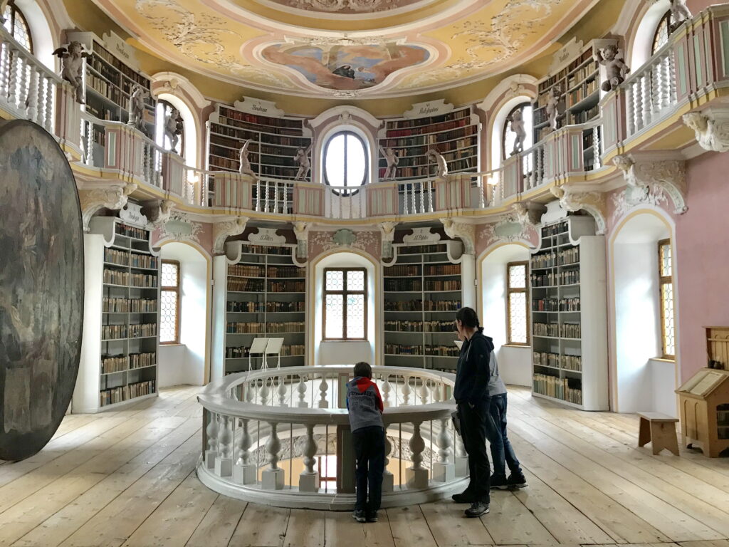 Die sehenswerte Bibliothek im Kloster St Mang