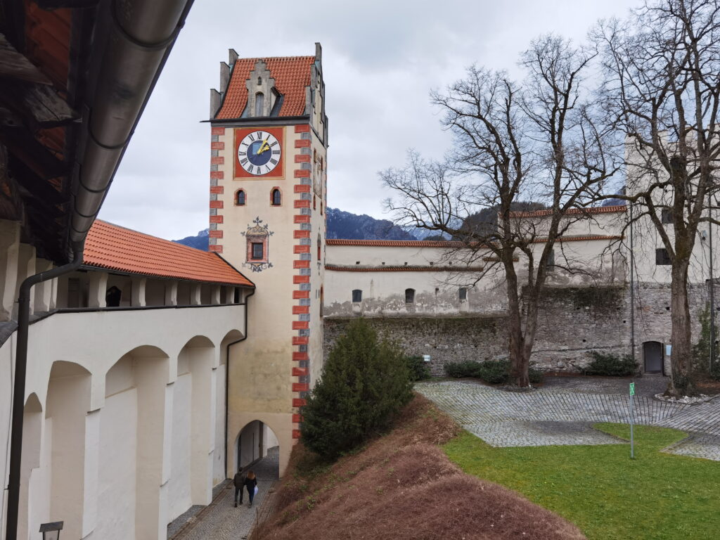 Hohes Schloss Füssen aus dem Wehrgang gesehen, mit Blick auf den Torturm