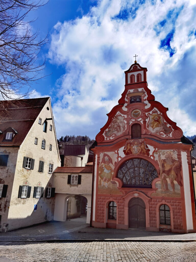 Füssen Sehenswürdigkeiten - die Heilig-Geist-Spitalkirche am Lech